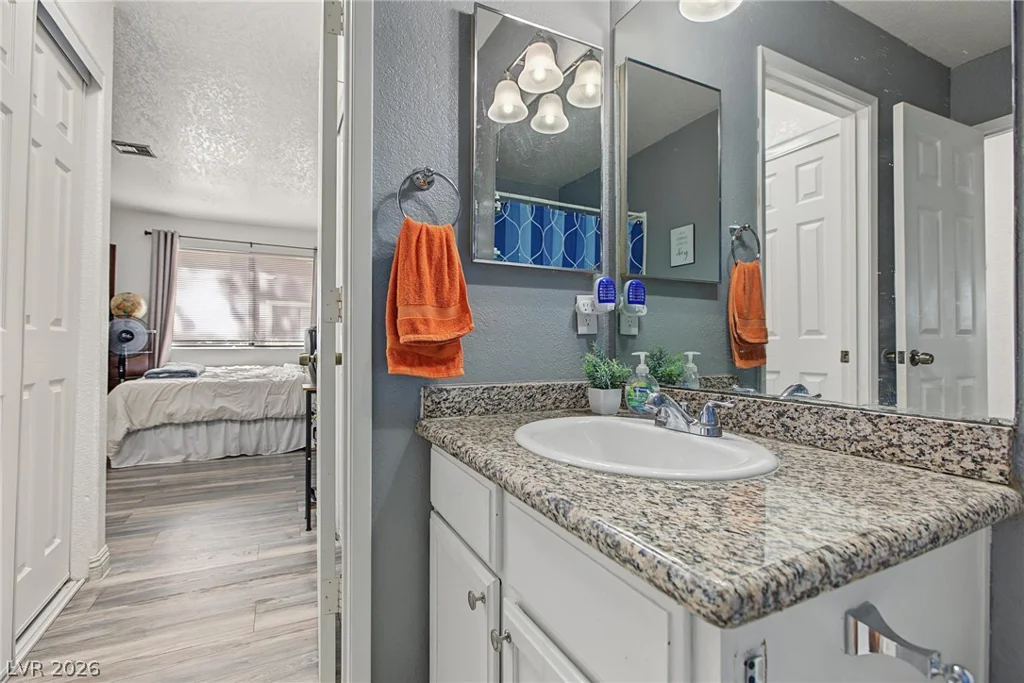 5042 Rainbow, Las Vegas, NV 89118