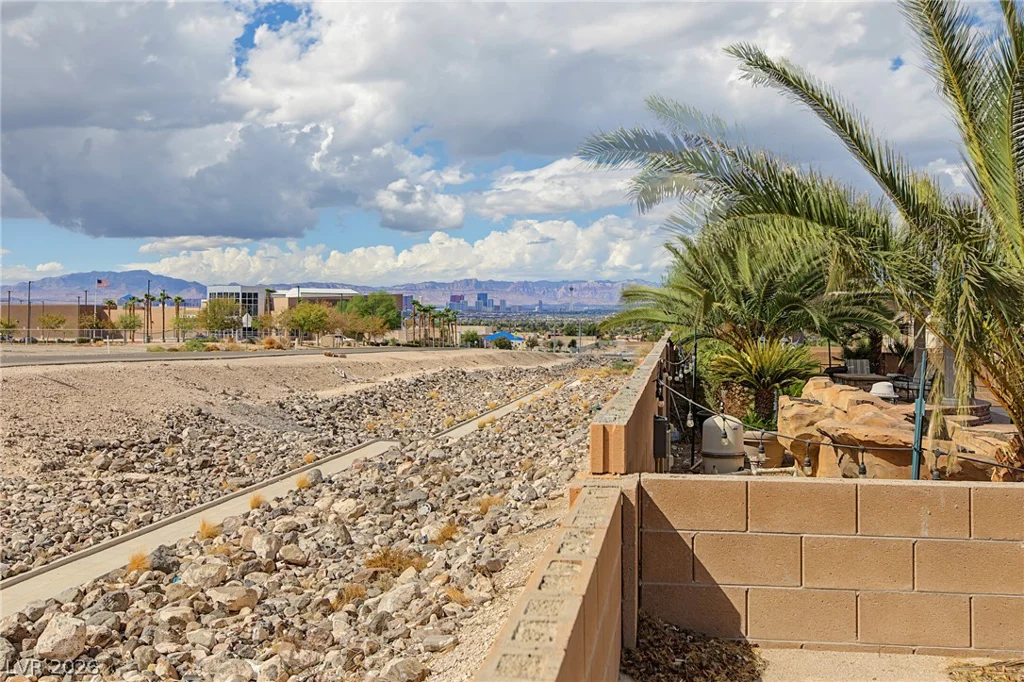 6915 Cedar Basin, Las Vegas, NV 89142