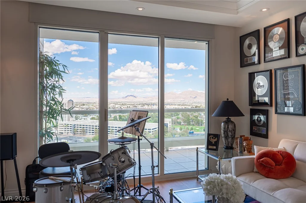 2857 Paradise, Las Vegas, NV 89109