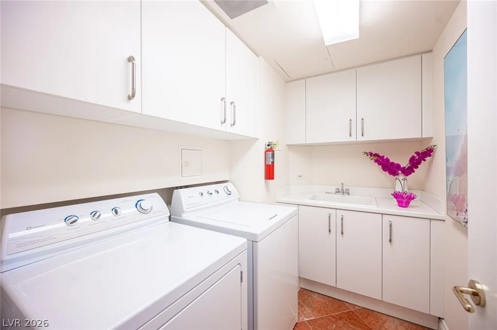 2857 Paradise, Las Vegas, NV 89109