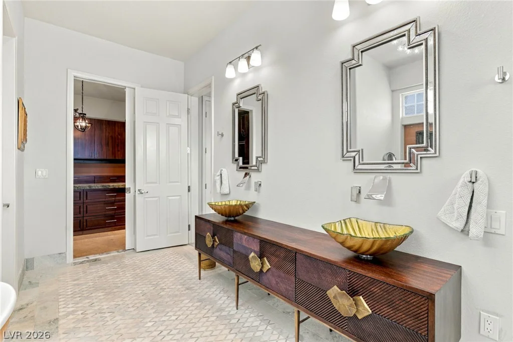 8633 Lakeridge, Las Vegas, NV 89117