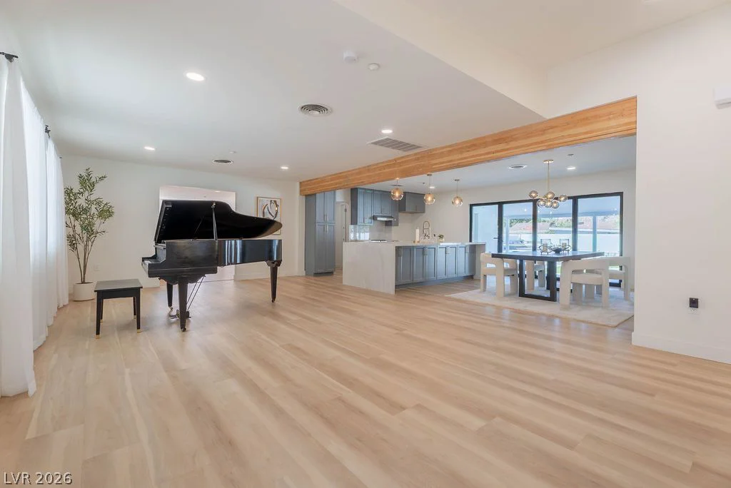 2106 Oakey, Las Vegas, NV 89102