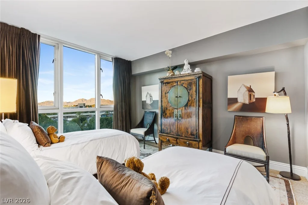 2857 Paradise, Las Vegas, NV 89109