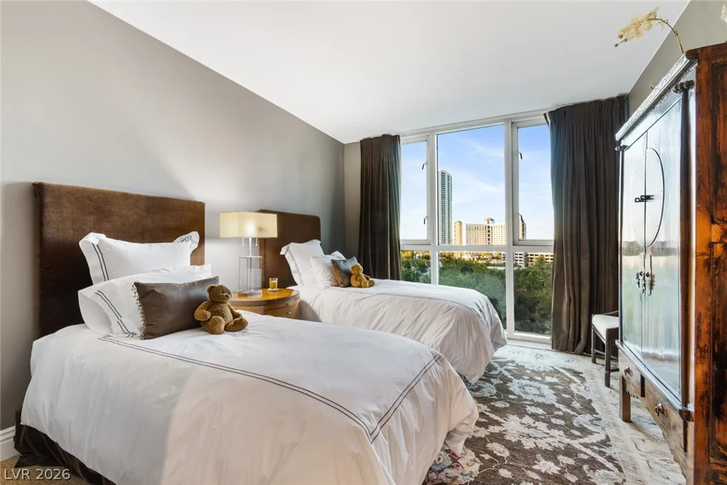 2857 Paradise, Las Vegas, NV 89109