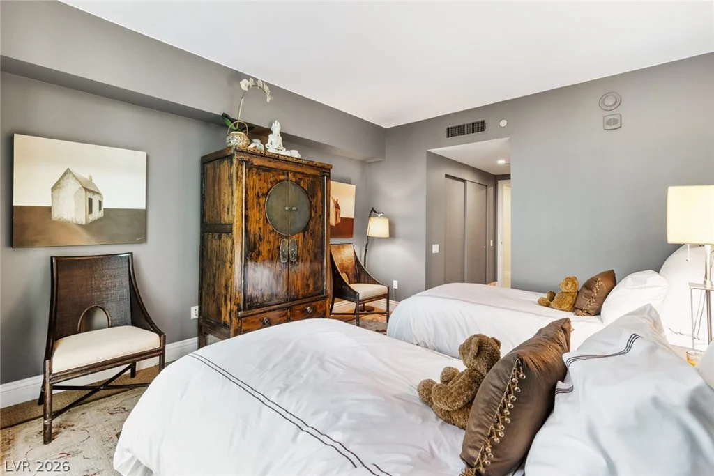 2857 Paradise, Las Vegas, NV 89109