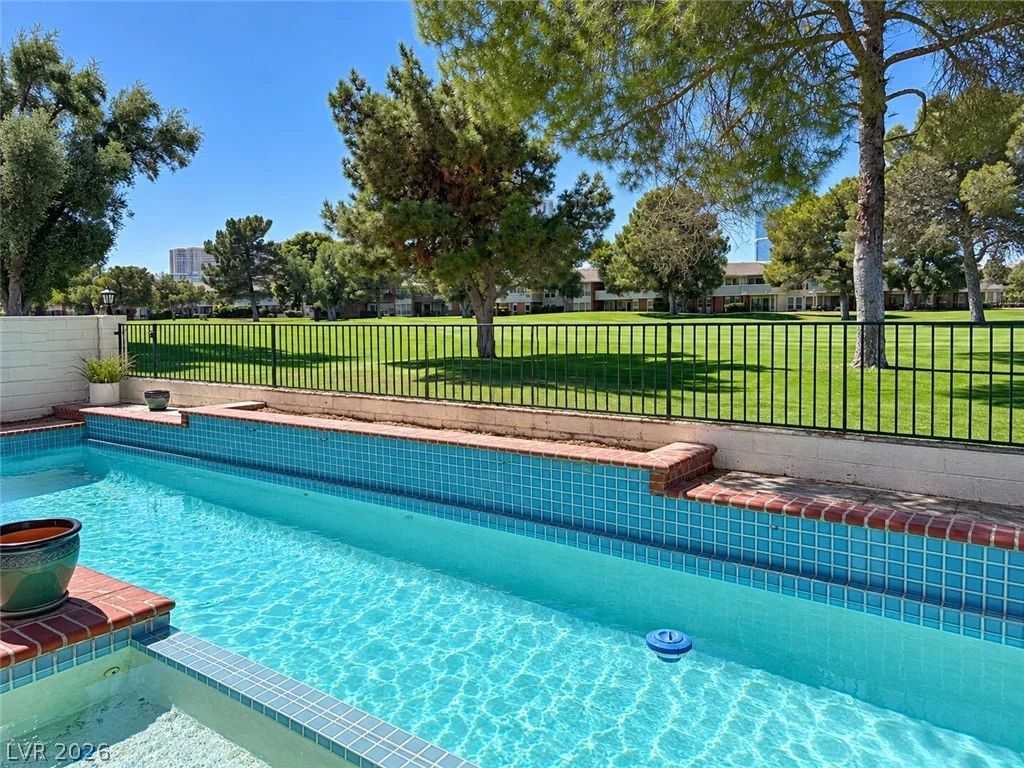 2823 Queens Courtyard, Las Vegas, NV 89109