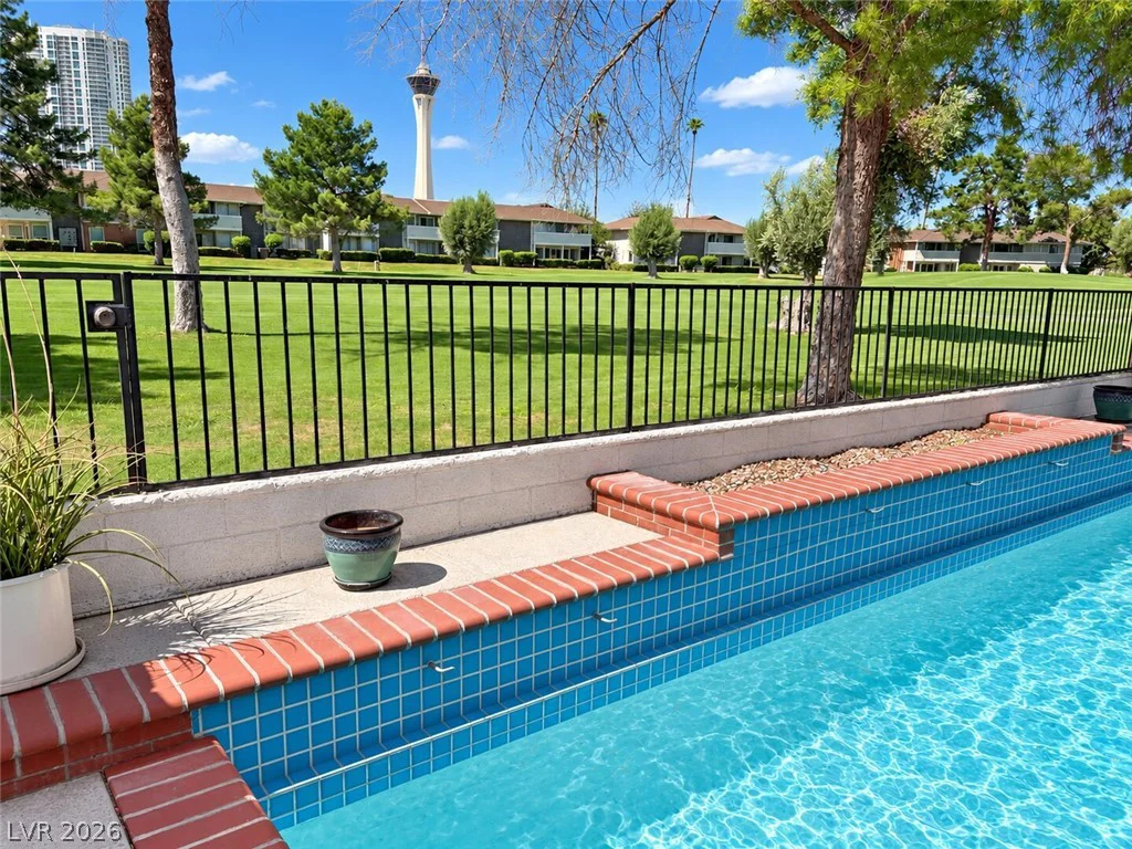 2823 Queens Courtyard, Las Vegas, NV 89109