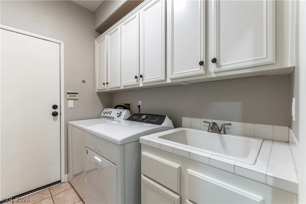 1924 Summer Pine, Las Vegas, NV 89134