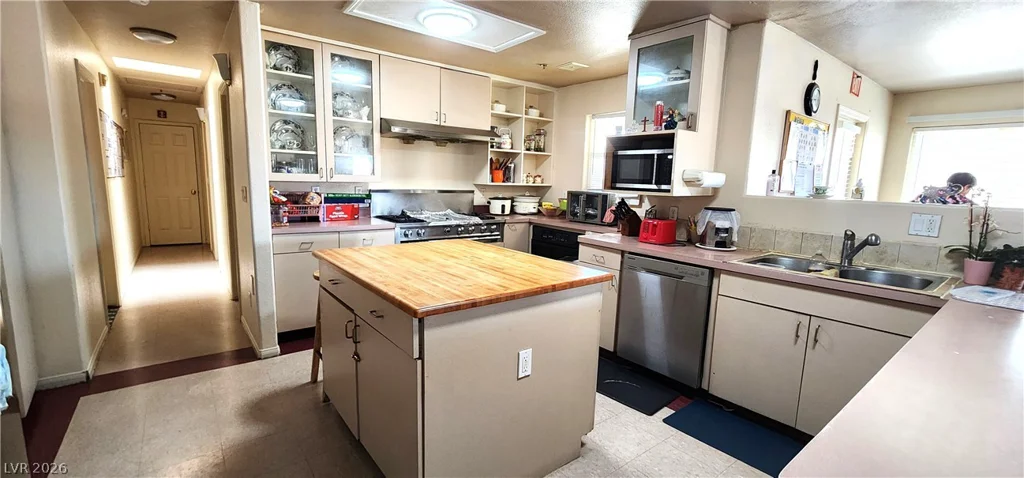 4119 Meadowglen, Las Vegas, NV 89121
