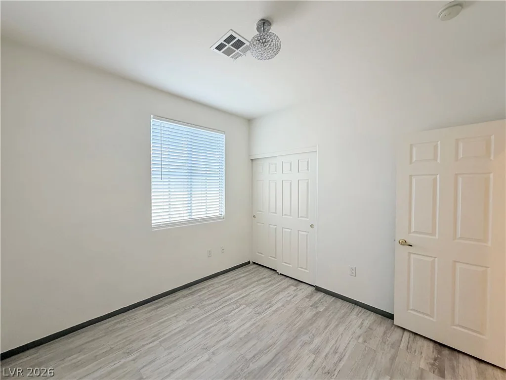 10221 Deerfield Beach, Las Vegas, NV 89129