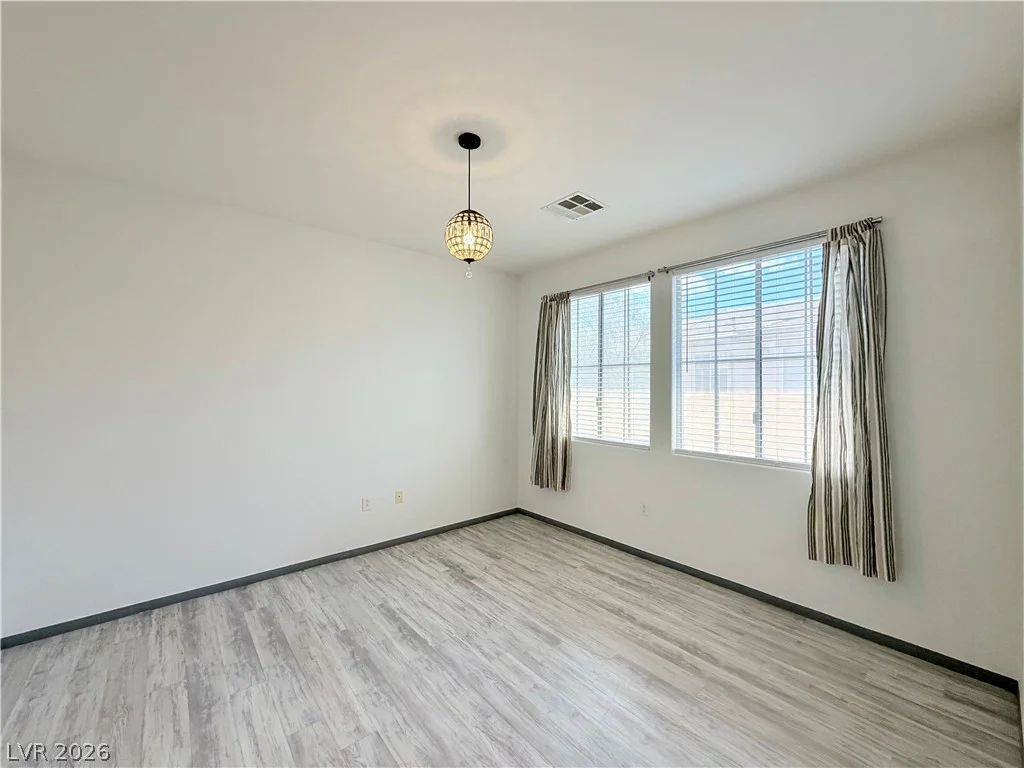 10221 Deerfield Beach, Las Vegas, NV 89129
