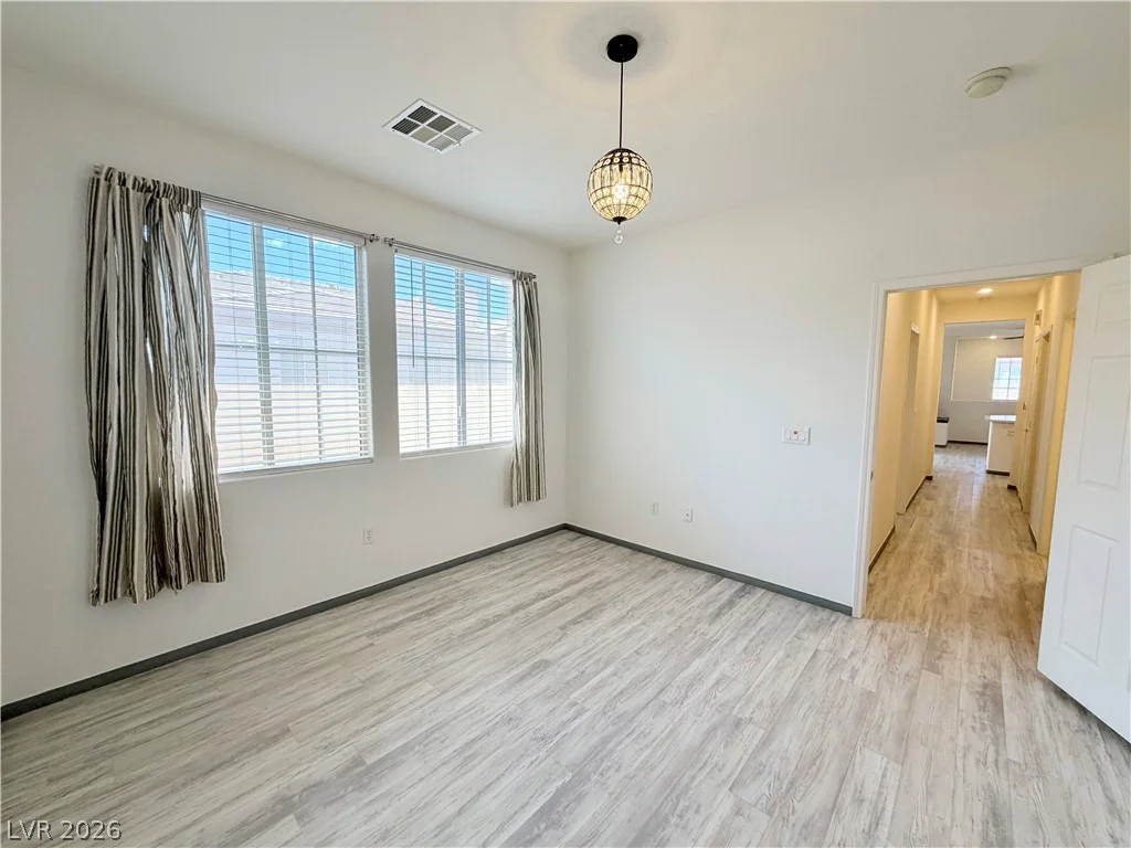 10221 Deerfield Beach, Las Vegas, NV 89129