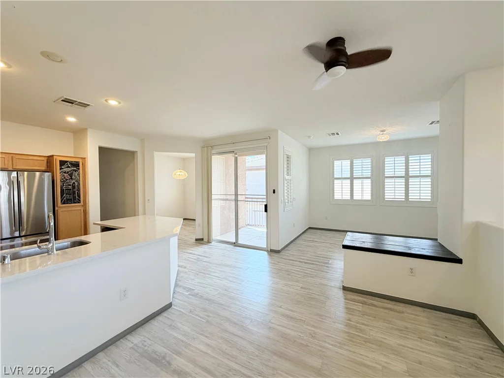 10221 Deerfield Beach, Las Vegas, NV 89129