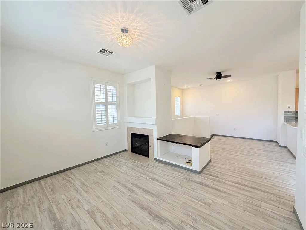 10221 Deerfield Beach, Las Vegas, NV 89129