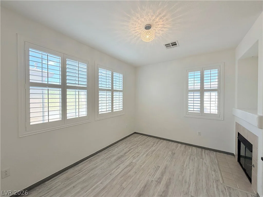 10221 Deerfield Beach, Las Vegas, NV 89129