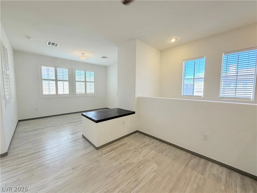10221 Deerfield Beach, Las Vegas, NV 89129