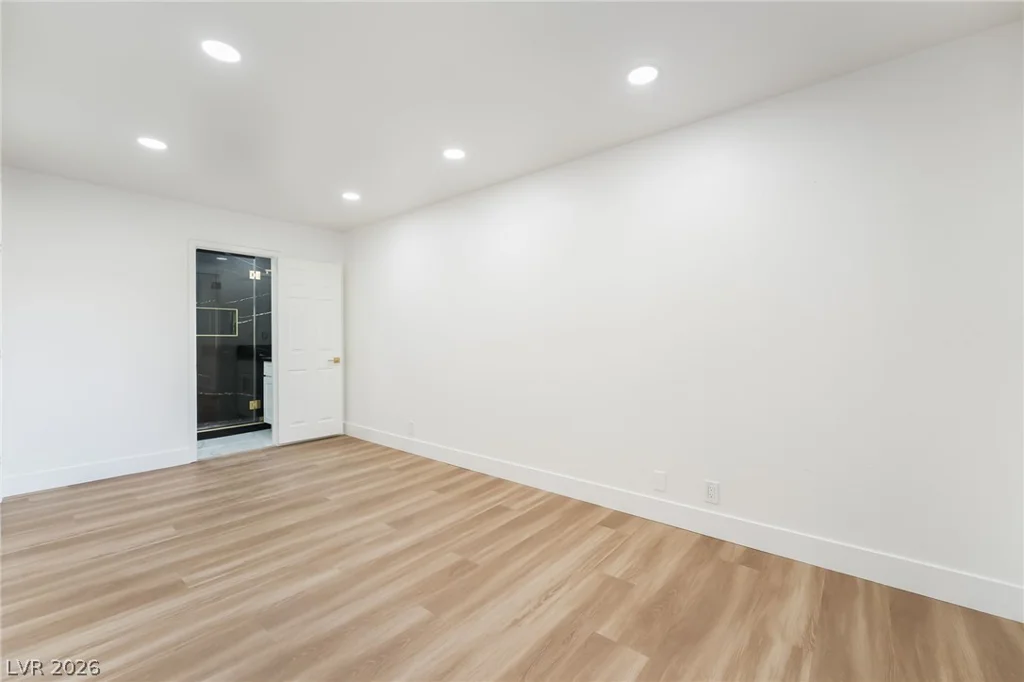 5332 River Glen, Las Vegas, NV 89103