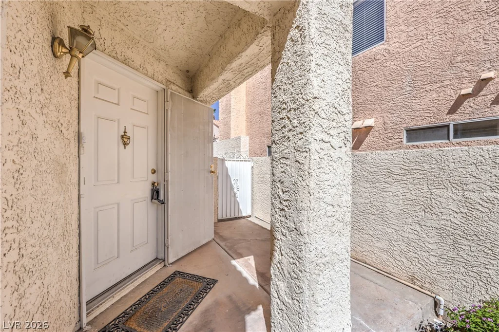 9824 Russett Wood, Las Vegas, NV 89117