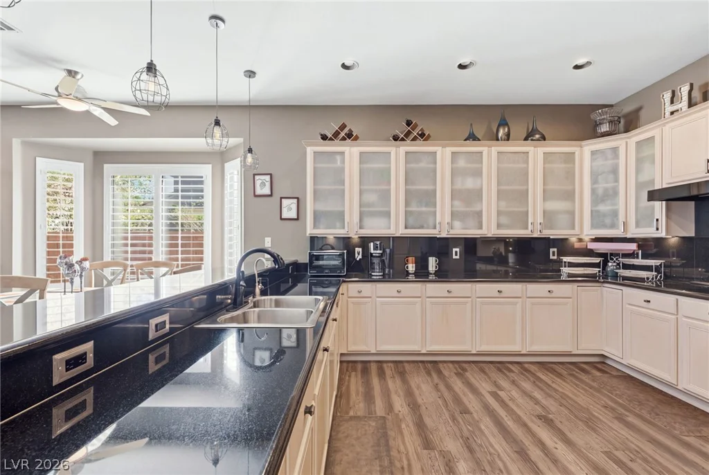 8052 Dark Hollow, Las Vegas, NV 89117