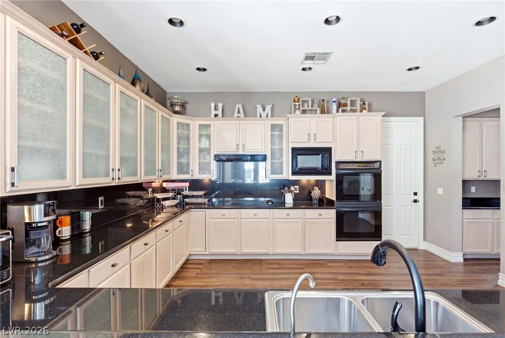 8052 Dark Hollow, Las Vegas, NV 89117