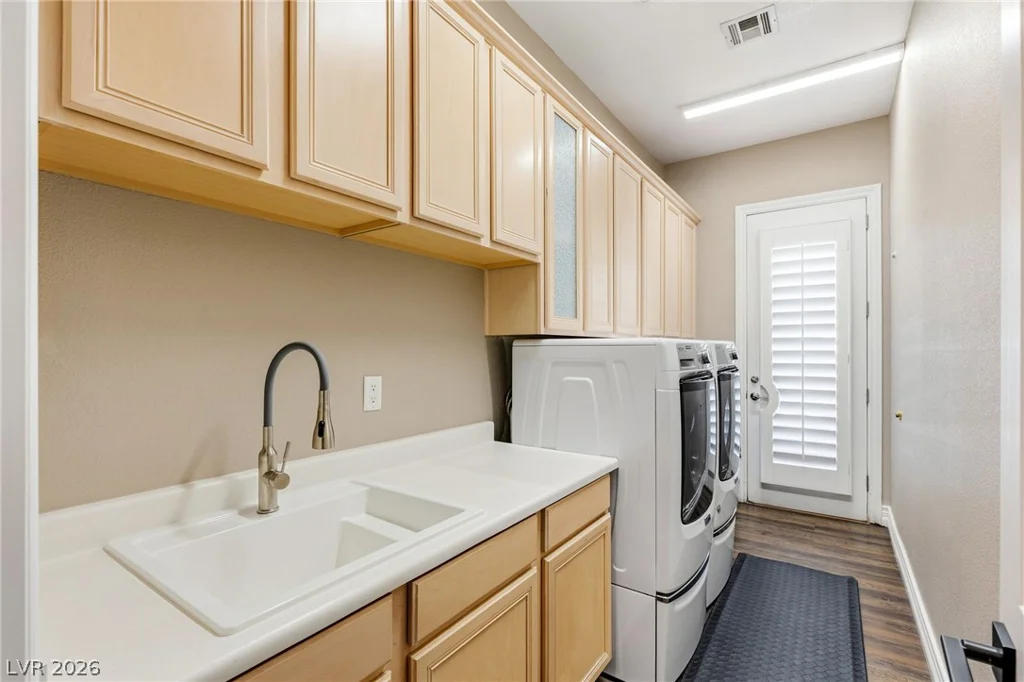 8052 Dark Hollow, Las Vegas, NV 89117
