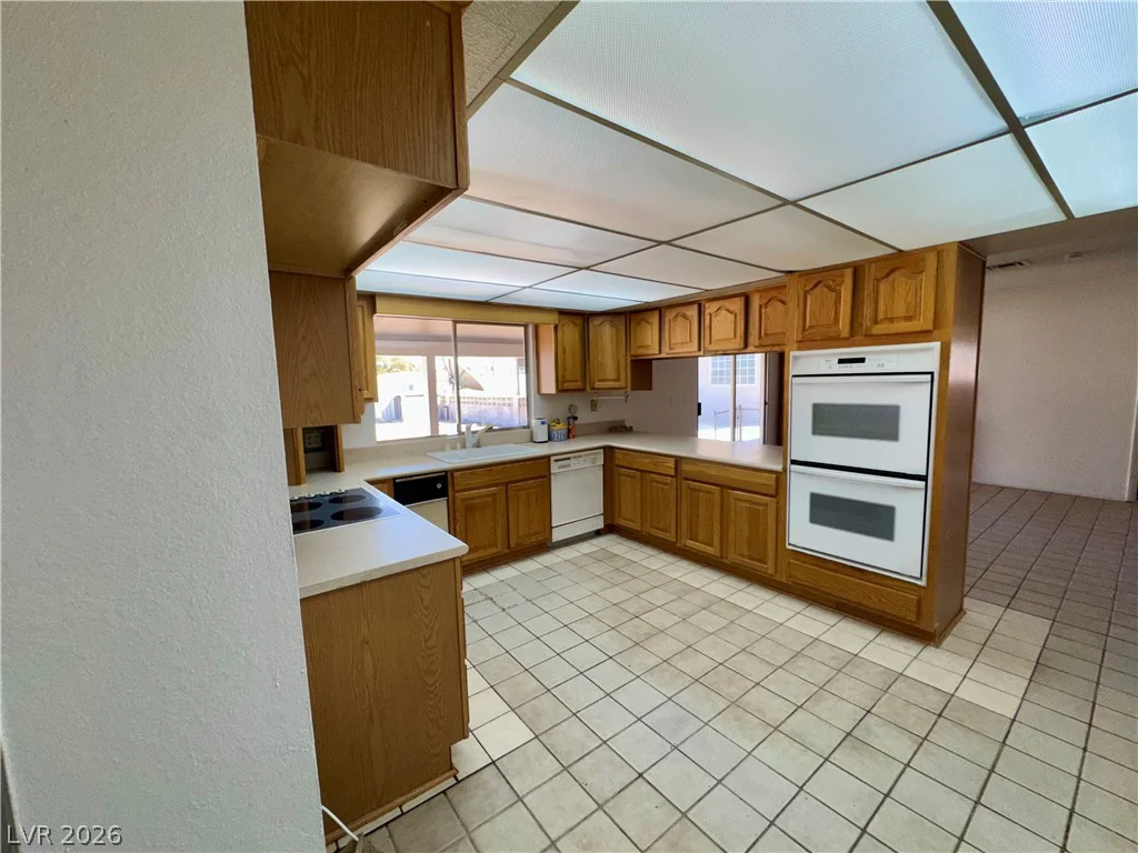 6930 Valley View, Las Vegas, NV 89118
