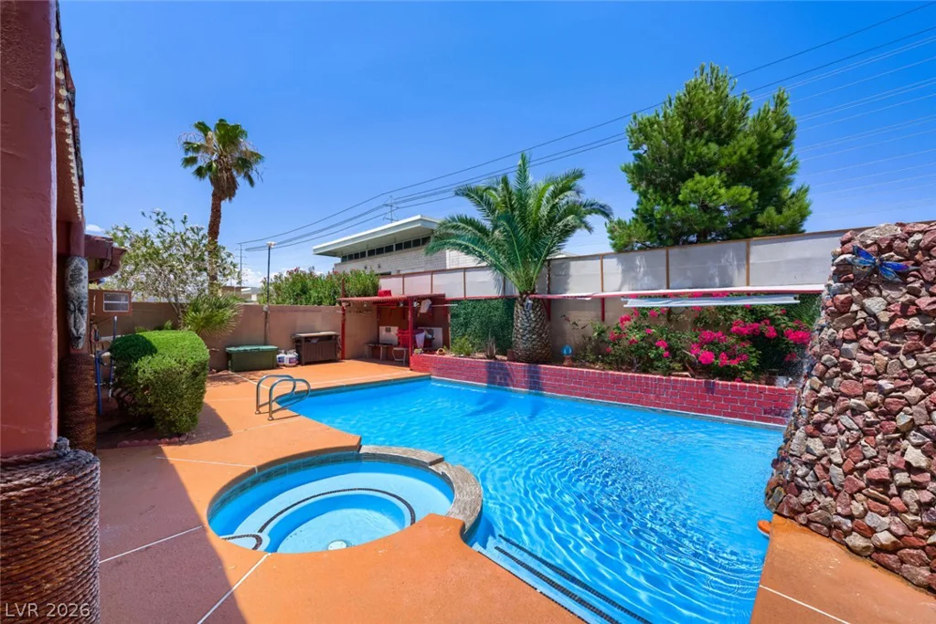 6712 Oak Valley, Las Vegas, NV 89103