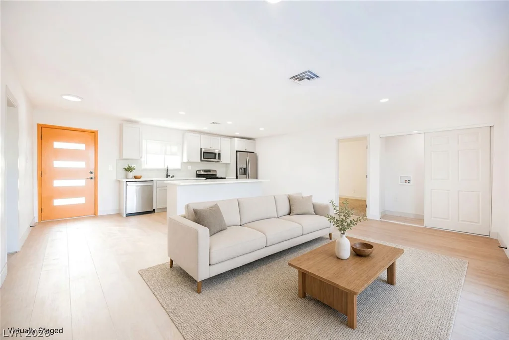 906 Baker, Las Vegas, NV 89108