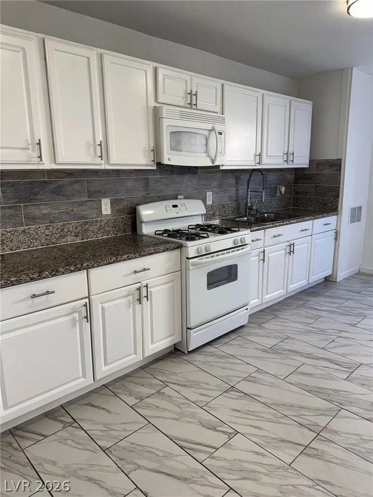 3974 Arizona, Las Vegas, NV 89104