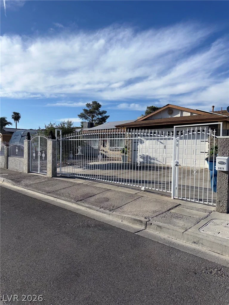 3974 Arizona, Las Vegas, NV 89104