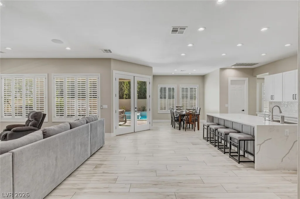 304 Queens Gate, Las Vegas, NV 89145