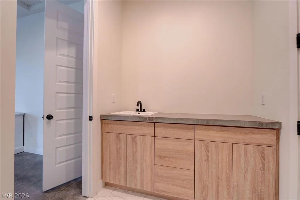 6265 Iron Mountain, Las Vegas, NV 89131