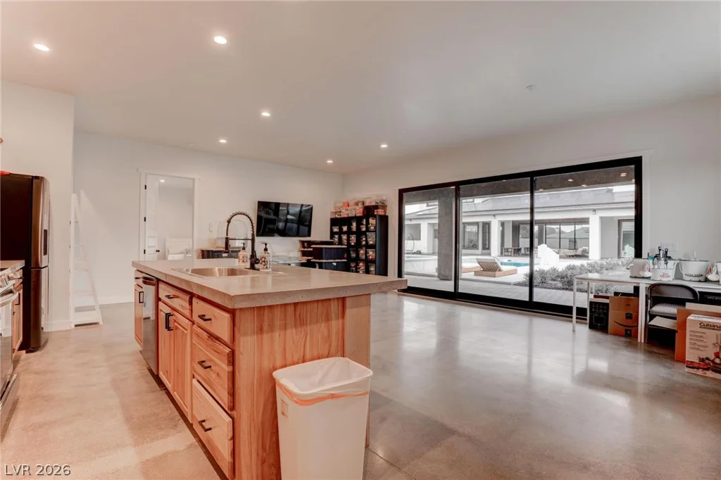 6265 Iron Mountain, Las Vegas, NV 89131