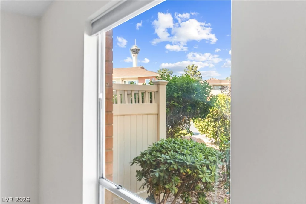 697 Oakmont, Las Vegas, NV 89109
