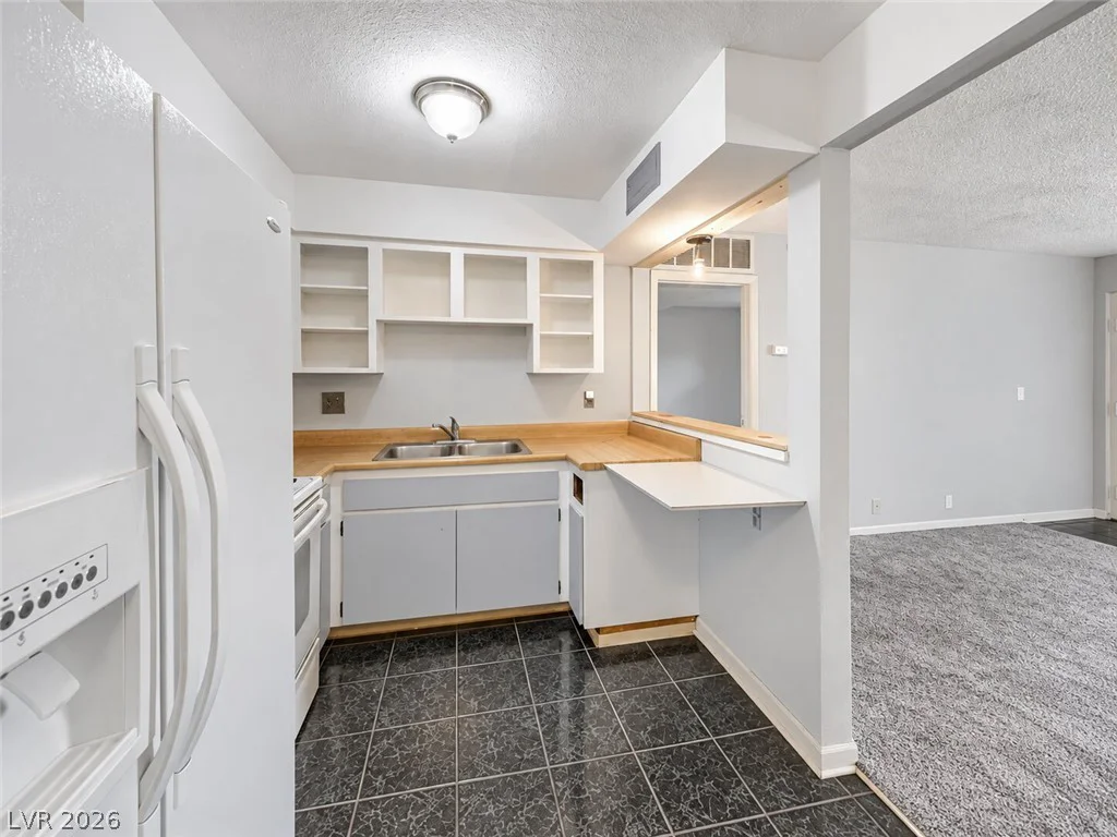 615 Royal Crest, Las Vegas, NV 89169