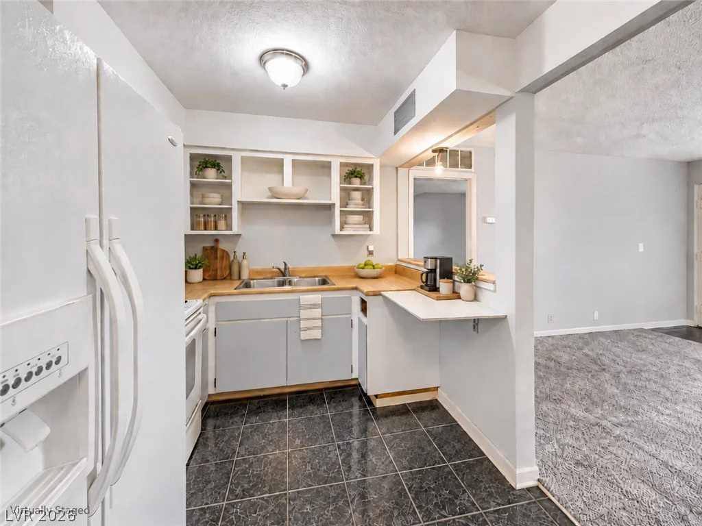 615 Royal Crest, Las Vegas, NV 89169