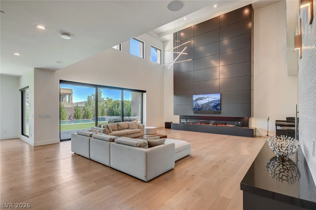 6 Drifting Shadow, Las Vegas, NV 89135