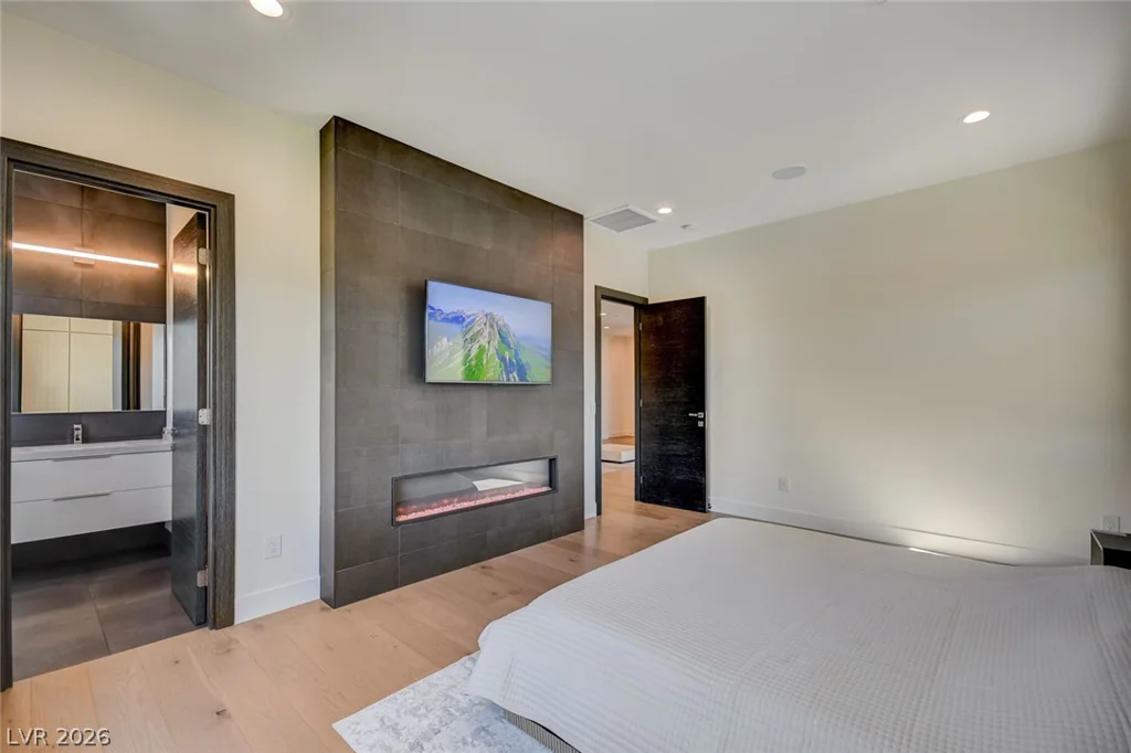 6 Drifting Shadow, Las Vegas, NV 89135