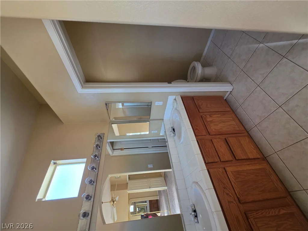 9829 Ridge Creek, Las Vegas, NV 89134