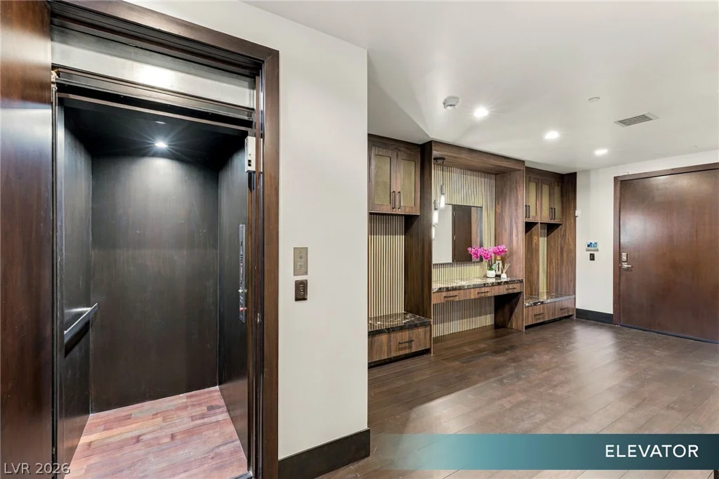 6 Bright Hollow, Las Vegas, NV 89135