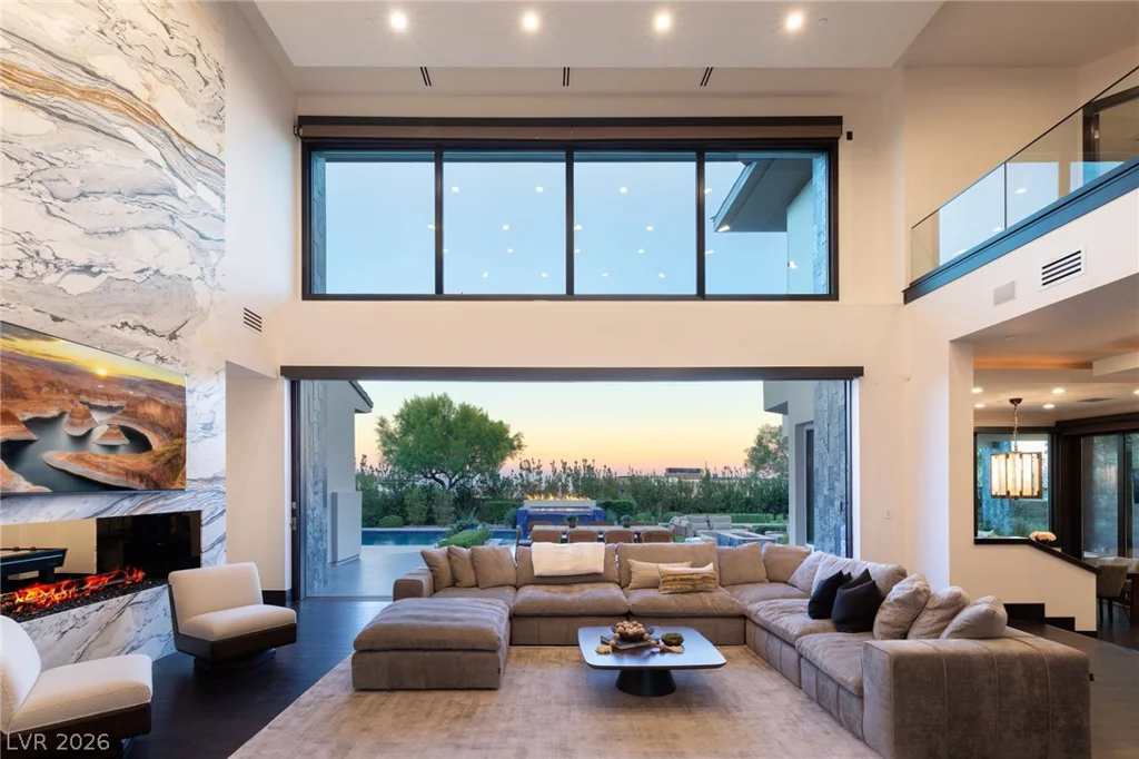 6 Bright Hollow, Las Vegas, NV 89135