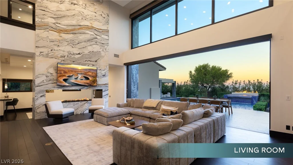 6 Bright Hollow, Las Vegas, NV 89135