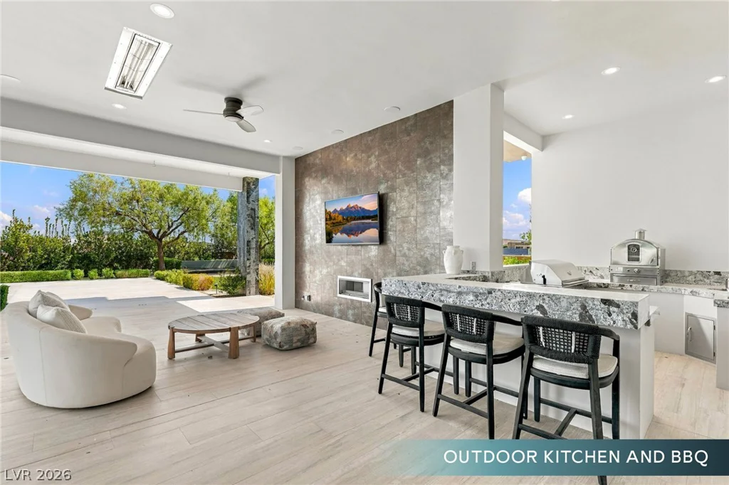 6 Bright Hollow, Las Vegas, NV 89135