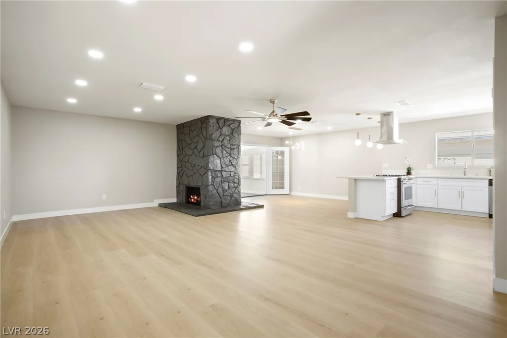 324 Lakehurst, Las Vegas, NV 89145