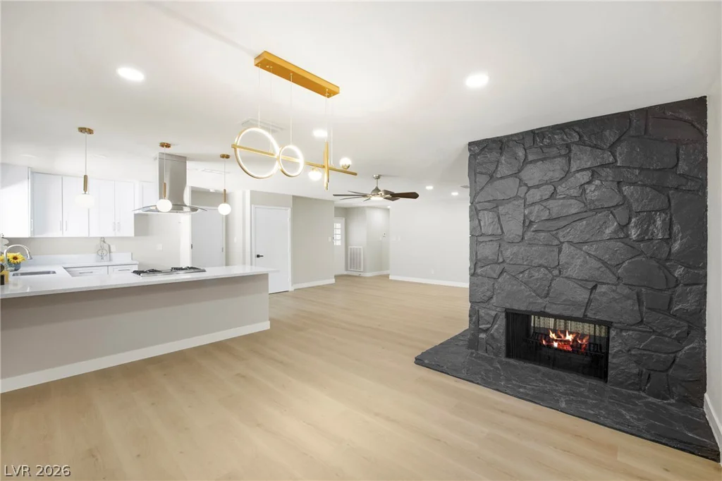 324 Lakehurst, Las Vegas, NV 89145