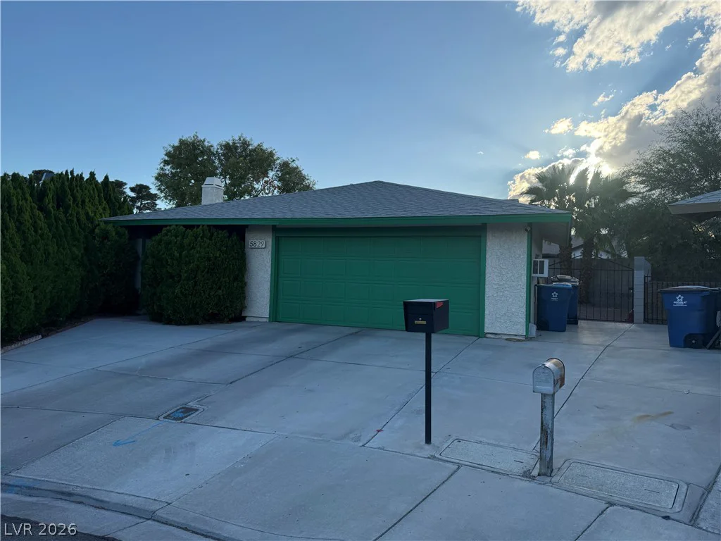 5829 Halfmoon, Las Vegas, NV 89108