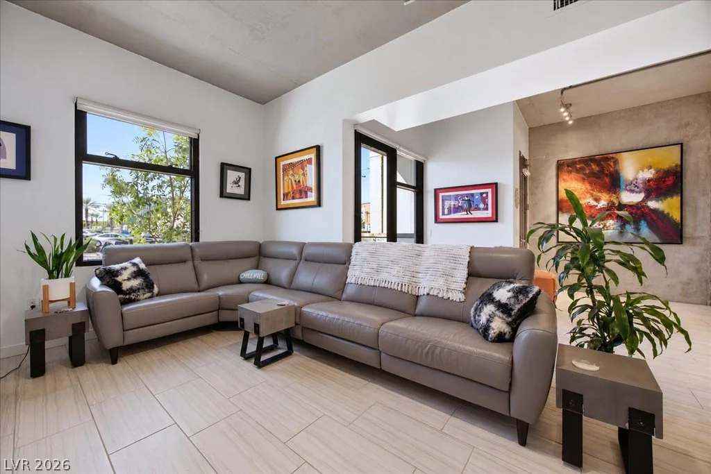 353 Bonneville, Las Vegas, NV 89101