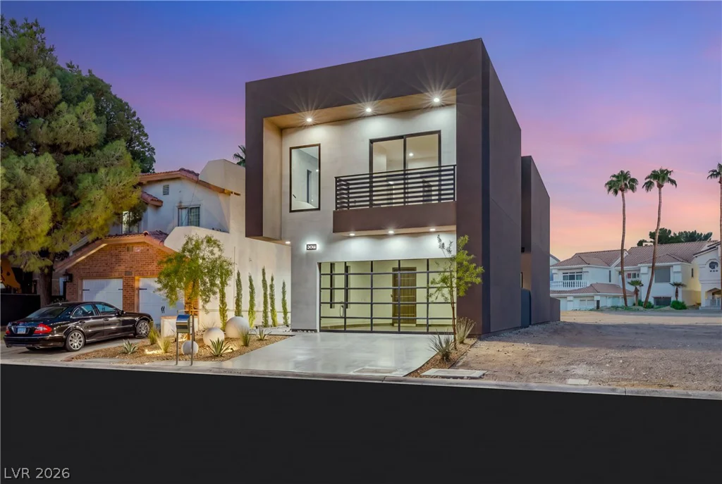 2824 Queens Courtyard, Las Vegas, NV 89109