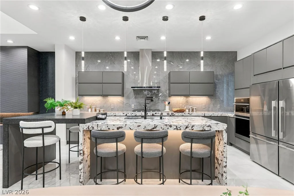 2824 Queens Courtyard, Las Vegas, NV 89109