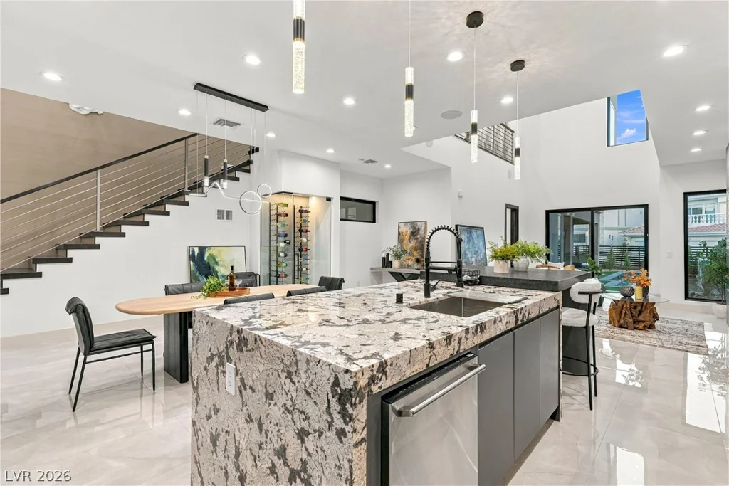 2824 Queens Courtyard, Las Vegas, NV 89109